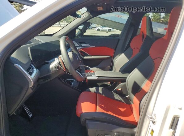 WBX13EF09S5341048 2025 BMW X1 White Vista interior delantera