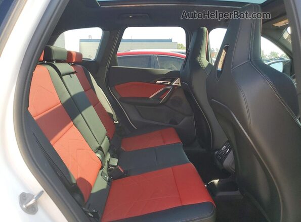 WBX13EF09S5341048 2025 BMW X1 White Vista de los asientos traseros