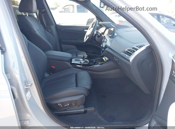 WBX47DP09RN315831 2024 BMW X3 Silver Widok wnętrza z przodu