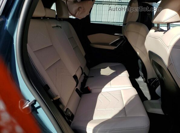 WBX73EF00S5377253 2025 BMW X1 Teal Widok tylnych siedzeń