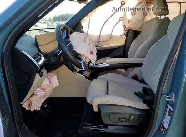 WBX73EF00S5377253 2025 BMW X1 Teal Widok wnętrza z przodu