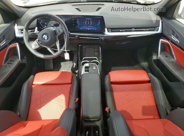 WBX73EF02S5343413 2025 BMW X1 Белый Вид панели приборов