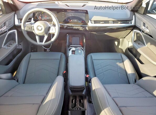 WBX73EF04T5435396 2026 BMW X1 Красный Вид панели приборов