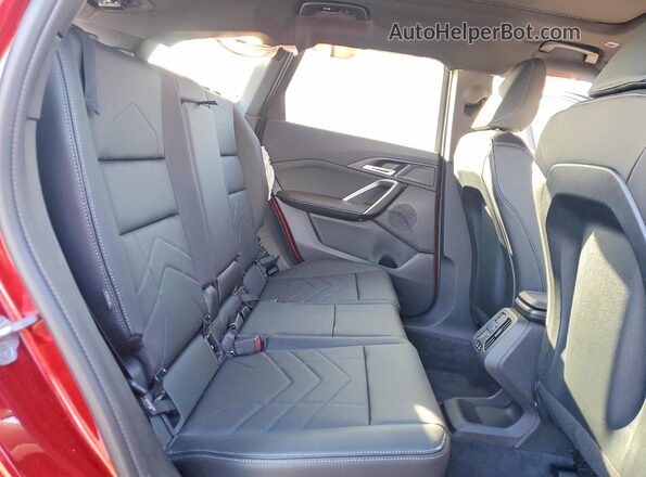 WBX73EF04T5435396 2026 BMW X1 Красный Вид задней части салона
