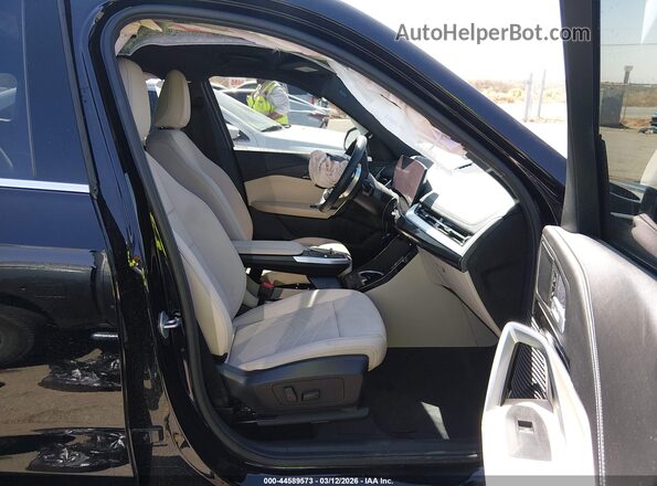 WBX73EF06S5345908 2025 BMW X1 Черный Вид салона спереди