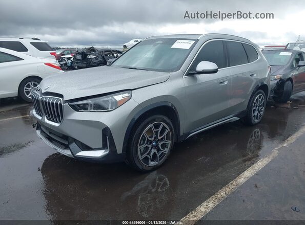 WBX73EF08P5Y24113 2023 BMW X1 Серебряный Передняя левая четверть