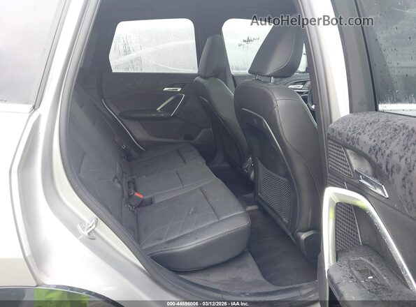 WBX73EF08P5Y24113 2023 BMW X1 Серебряный Вид наклейки с VIN-кодом