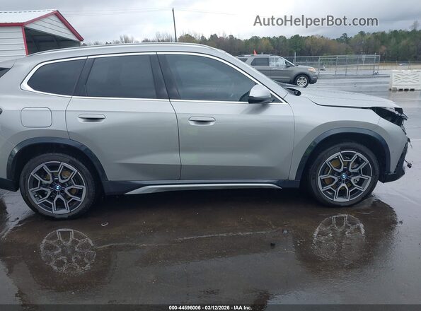 WBX73EF08P5Y24113 2023 BMW X1 Серебряный Вид задней части салона