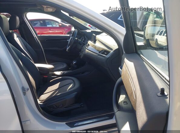 WBXHT3C30J5F92172 2018 BMW X1 White Вид салону спереду