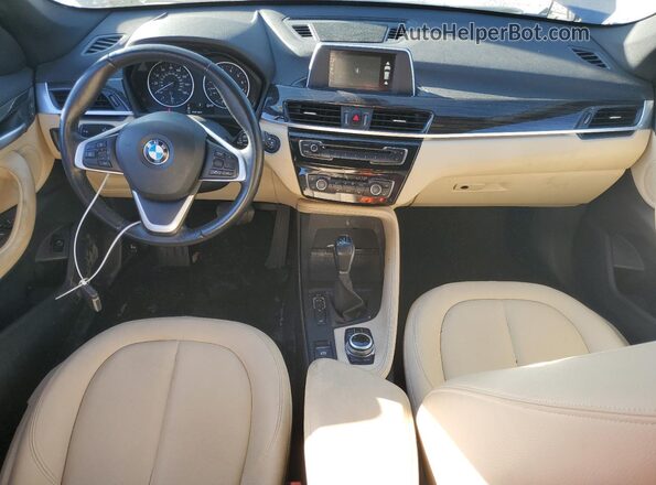 WBXHT3C36H5F75127 2017 BMW X1 Blue Vista del salpicadero