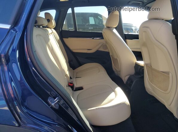 WBXHT3C36H5F75127 2017 BMW X1 Blue Vista interior trasera