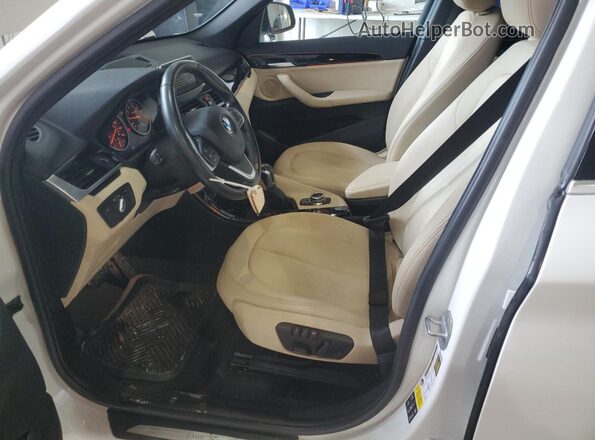 WBXHT3C37G5F66189 2016 BMW X1 White წინა სალონის ხედი