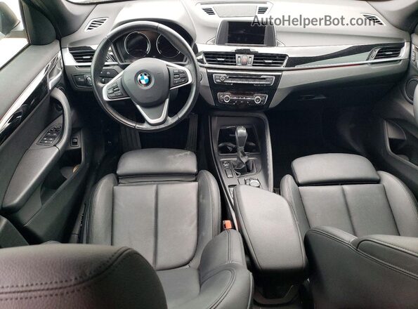WBXHT3C39J3H33008 2018 BMW X1 White Widok deski rozdzielczej