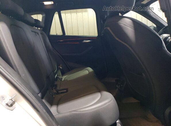 WBXHT3C39J3H33008 2018 BMW X1 White Widok wnętrza z tyłu