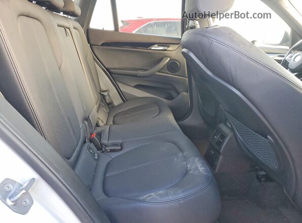 WBXHT3C59K5L35883 2019 BMW X1 White Widok tylnych siedzeń