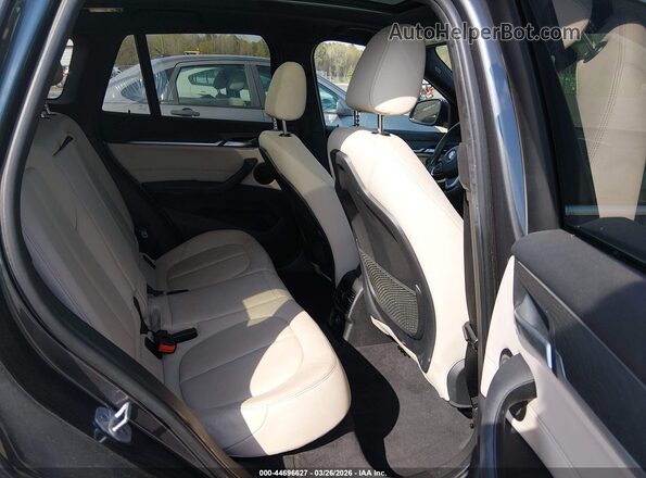 WBXHT3Z36H4A65695 2017 BMW X1 Gray Vista de la etiqueta del VIN