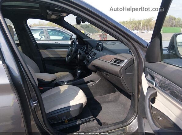 WBXHT3Z36H4A65695 2017 BMW X1 Gray Vista interior delantera