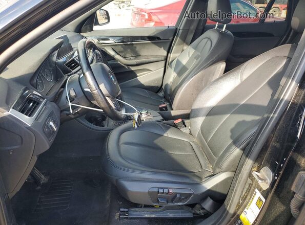 WBXHT3Z39J4A65924 2018 BMW X1 Black Vista interior delantera