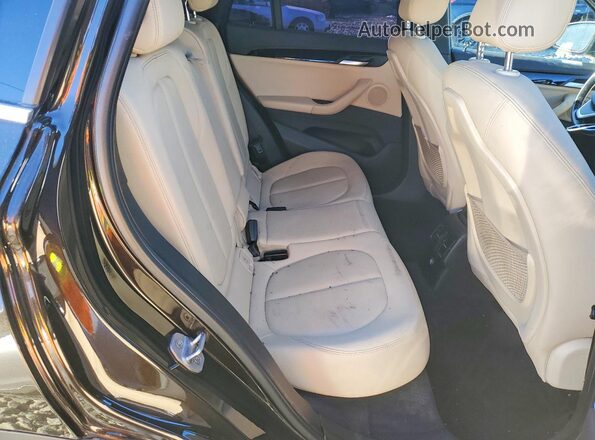 WBXHU7C33H5H33993 2017 BMW X1 Green Widok wnętrza z tyłu