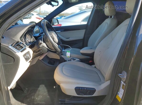 WBXHU7C33H5H33993 2017 BMW X1 Green Widok wnętrza z przodu