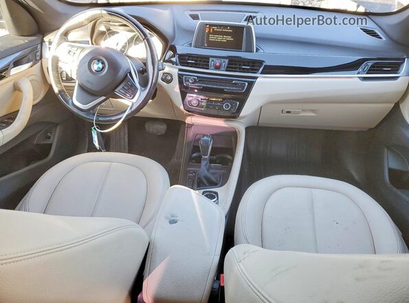WBXHU7C33H5H33993 2017 BMW X1 Green Widok deski rozdzielczej
