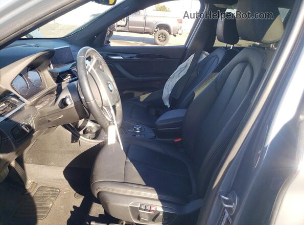 WBXJG7C06M5S28259 2021 BMW X1 Gray წინა სალონის ხედი