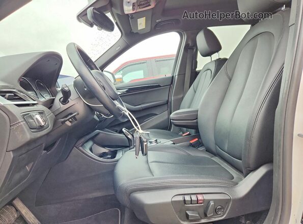 WBXJG9C04M5T98616 2021 BMW X1 White წინა სალონის ხედი