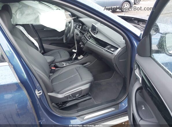 WBXJG9C08N5V17446 2022 BMW X1 Blue Widok wnętrza z przodu