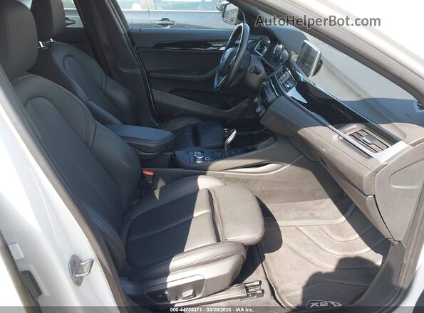 WBXYH9C08M5S40758 2021 BMW X2 White Widok wnętrza z przodu