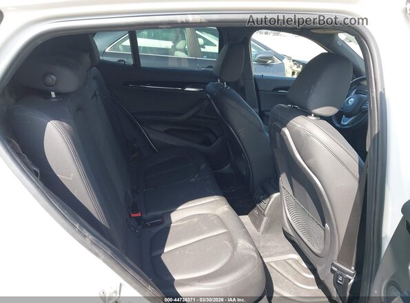 WBXYH9C08M5S40758 2021 BMW X2 White Widok naklejki z numerem VIN