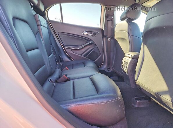 WDCTG4EB0KU005280 2019 MERCEDES-BENZ GLA White Vista interior trasera