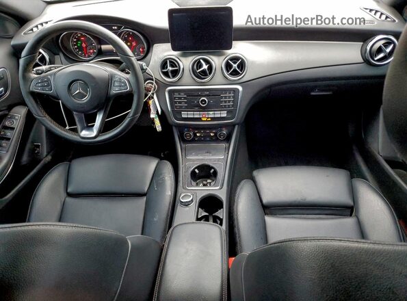 WDCTG4EB5JJ404850 2018 MERCEDES-BENZ GLA Black Vista del salpicadero