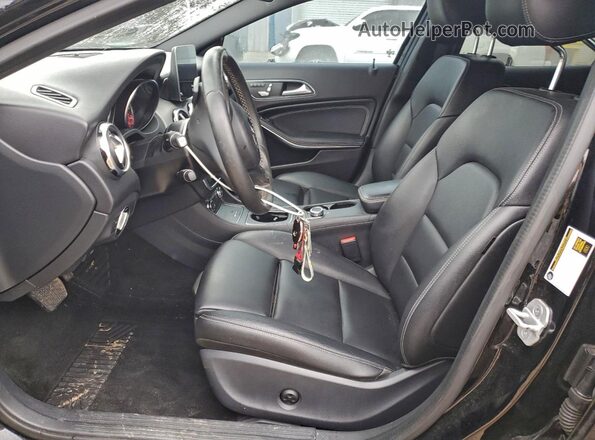 WDCTG4EB5JJ404850 2018 MERCEDES-BENZ GLA Black Vista interior delantera