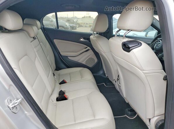 WDCTG4EB6GJ255678 2016 MERCEDES-BENZ GLA Silver Vista de los asientos traseros