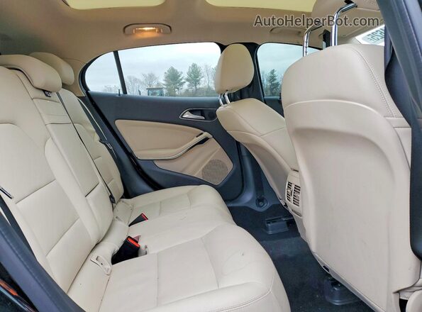 WDCTG4EB7KJ581806 2019 MERCEDES-BENZ GLA Black Vista de los asientos traseros