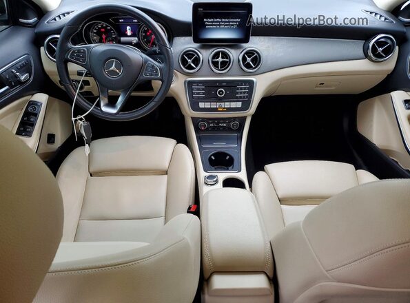 WDCTG4EB7KJ581806 2019 MERCEDES-BENZ GLA Black Vista del salpicadero