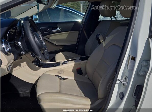WDCTG4GB6JJ423372 2018 MERCEDES-BENZ GLA 250 White Вид салону спереду
