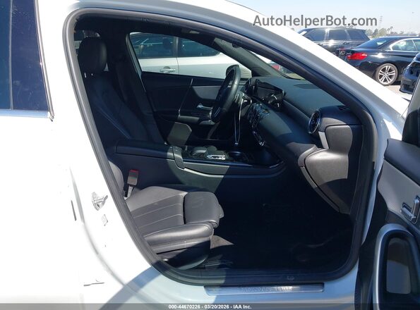 WDD3G4EB2LW038184 2020 MERCEDES-BENZ A 220 White Widok wnętrza z przodu