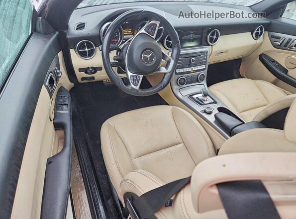 WDDPK3JA8HF138336 2017 MERCEDES-BENZ SLC White Widok deski rozdzielczej