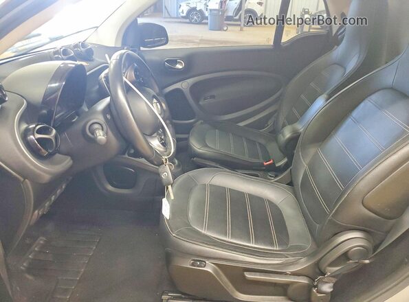 WMEFJ9BA9JK275648 2018 SMART FORTWO Silver Front interior view