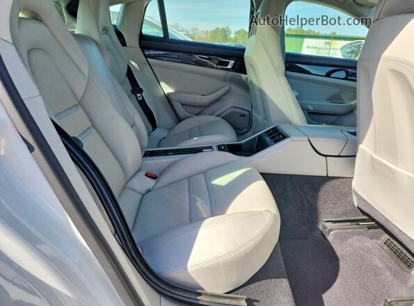 WP0AA2A79KL100477 2019 PORSCHE PANAMERA White უკანა სავარძლების ხედი