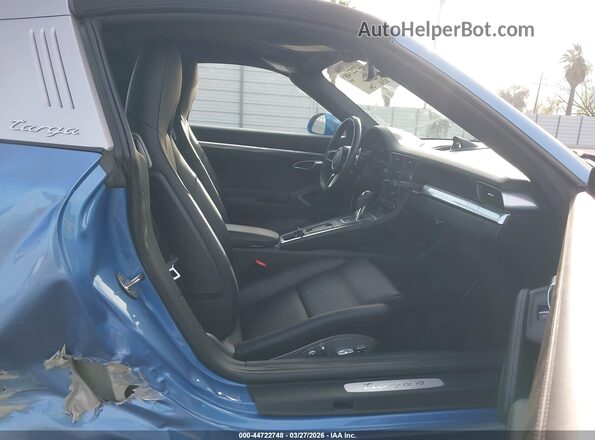 WP0BA2A92HS132224 2017 PORSCHE 911 Light Blue Widok wnętrza z przodu