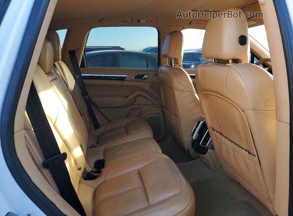 WP1AA2A21GKA36869 2016 PORSCHE CAYENNE White Widok wnętrza z tyłu