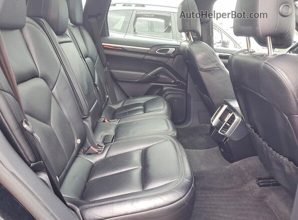 WP1AA2A21HKA85006 2017 PORSCHE CAYENNE Black Widok tylnych siedzeń