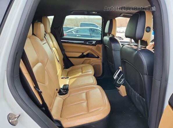 WP1AA2A27GLA00596 2016 PORSCHE CAYENNE Белый Вид задней части салона