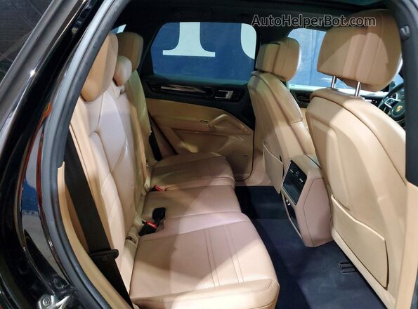 WP1AA2AY3KDA16124 2019 PORSCHE CAYENNE Black Widok wnętrza z tyłu
