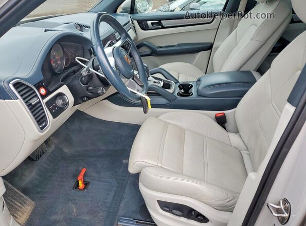 WP1AA2AY7NDA06104 2022 PORSCHE CAYENNE Gray Widok wnętrza z przodu