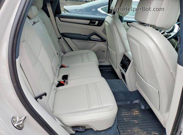 WP1AA2AY7NDA06104 2022 PORSCHE CAYENNE Gray Widok wnętrza z tyłu