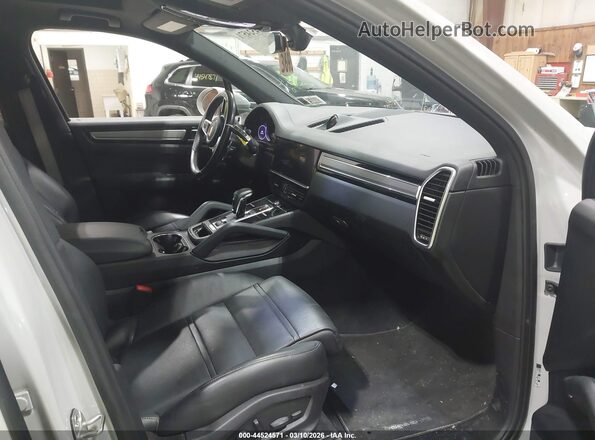 WP1AA2AY7PDA00371 2023 PORSCHE CAYENNE Gray Vista interior delantera