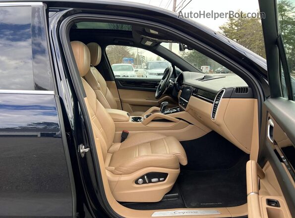 WP1AA2AY8LDA01720 2020 PORSCHE CAYENNE Черный Вид спереди